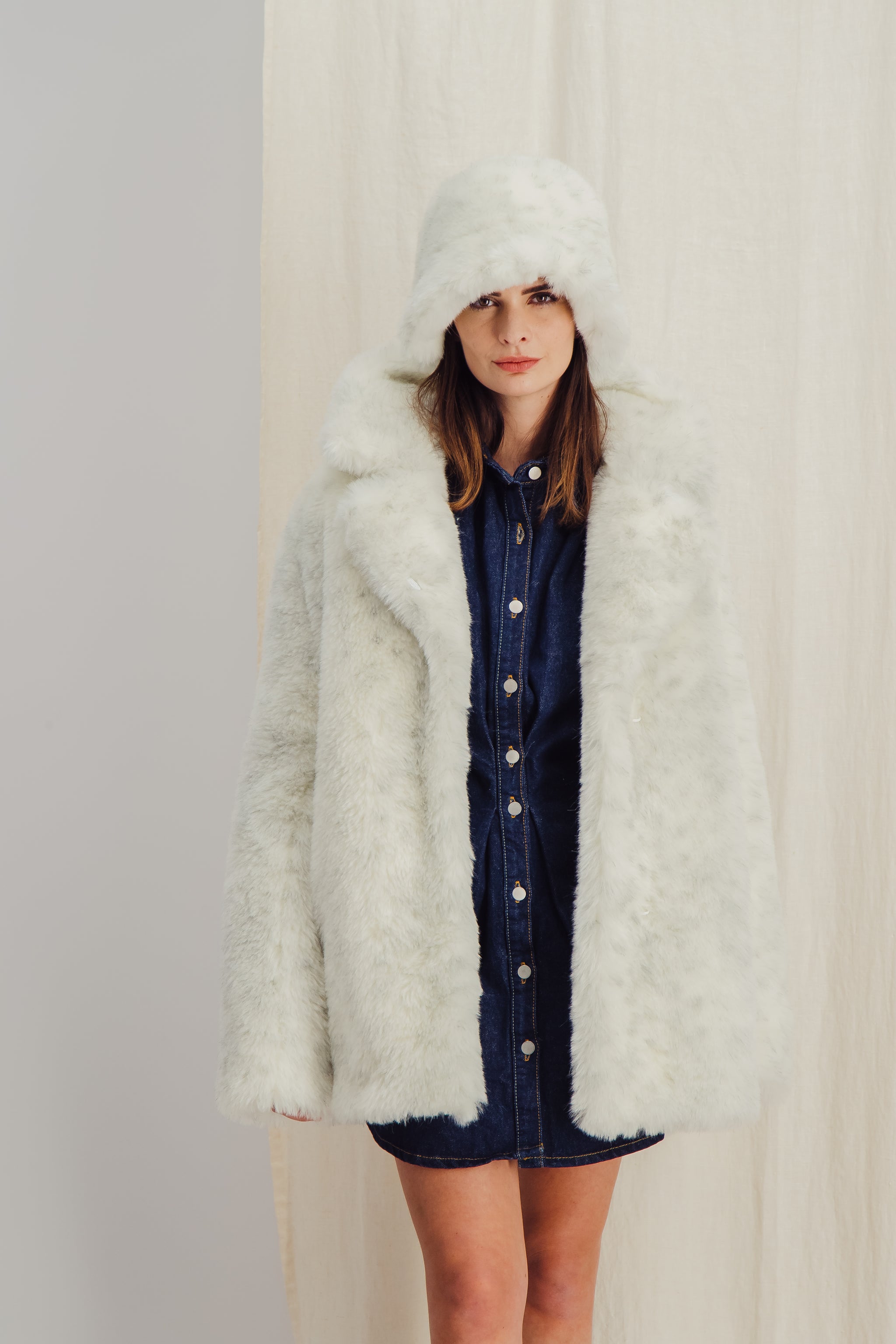 Comment porter un manteau à col fourrure blanc pour un style elégantes Comment porter un manteau à col fourrure blanc pour un style elégantes